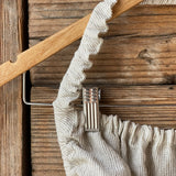 Piena balta/dabīgi pelēka sīki svītrota mīkstināta lina pirts kleita ar sasienamām jostas bantēm