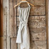 Piena balta/dabīgi pelēka sīki svītrota mīkstināta lina pirts kleita ar sasienamām jostas bantēm