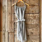 Gaiši zila/dabīgi pelēka sīki svītrota mīkstināta lina pirts kleita ar sasienamām jostas bantēm