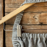 Gaiši zila/dabīgi pelēka sīki svītrota mīkstināta lina pirts kleita ar sasienamām jostas bantēm