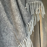 Pelēks 100% aitas vilnas pleds ar bārkstīm un delikātu melanža rakstu, 130×200 cm
