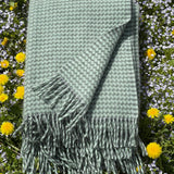 Piparmētru zaļa toņa aitas vilnas pleds ar bārkstīm ar mazu raibumu rakstiņu 130X200cm