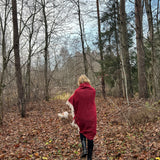 Sarkans aitas vilnas pleds ar baltu ornamentu un baltām bārkstīm 130x200cm