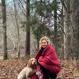 Sarkans aitas vilnas pleds ar baltu ornamentu un baltām bārkstīm 130x200cm