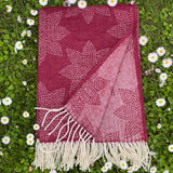 Bordo toņa 100% merino aitas vilnas pleds ar baltām bārkstīm, ar ziedu rakstu, 130×200 cm