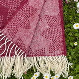 Bordo toņa 100% merino aitas vilnas pleds ar baltām bārkstīm, ar ziedu rakstu, 130×200 cm