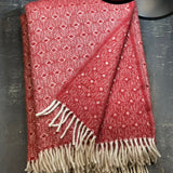 Sarkans aitas vilnas pleds ar baltu ornamentu un baltām bārkstīm 130x200cm