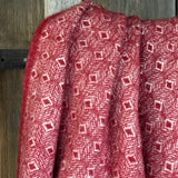 Sarkans aitas vilnas pleds ar baltu ornamentu un baltām bārkstīm 130x200cm