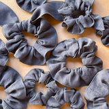 Lina auduma matu gumija - scrunchie - Tumši pelēks tonis M (~3cm plata)