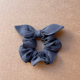 Lina auduma matu gumija - scrunchie - ar dekoratīvu banti Tumši pelēks tonis
