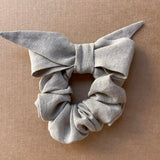 Lina auduma matu gumija - scrunchie - ar dekoratīvu banti Nekrāsots, dabīgi pelēka lina tonis