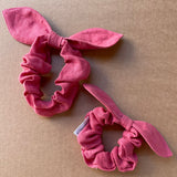 Lina auduma matu gumija - scrunchie - ar dekoratīvu banti Zemeņu rozā tonis M