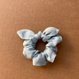 Lina auduma matu gumija - scrunchie - ar dekoratīvu banti Gaiši zils tonis S