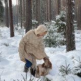 Bēšīga toņa garais 100% vilnas pončo ar kapuci un baltām bārkstīm ar ģeometrisku ornamentu