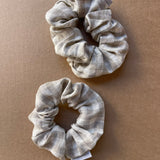 Lina auduma matu gumija - scrunchie - Pelēkas rūtiņas L (~5cm plata)