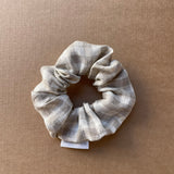 Lina auduma matu gumija - scrunchie - Pelēkas rūtiņas L (~5cm plata)