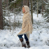 Bēšīga toņa garais 100% vilnas pončo ar kapuci un baltām bārkstīm ar ģeometrisku ornamentu