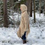 Bēšīga toņa garais 100% vilnas pončo ar kapuci un baltām bārkstīm ar ģeometrisku ornamentu