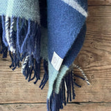 Klasiskas rūtis tumši zilos/piparmētru zaļos/maigi rozā toņos indiāņu piegriezuma garais aitas vilnas pončo ar kapuci un bārkstīm