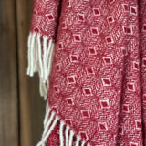 Sarkans aitas vilnas pleds ar baltu ornamentu un baltām bārkstīm 130x200cm