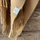 Karameļi brūna toņa indiāņu piegriezuma garais aitas vilnas pončo ar kapuci un bārkstīm