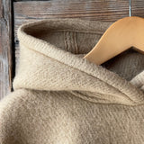 Karameļi brūna toņa indiāņu piegriezuma garais aitas vilnas pončo ar kapuci un bārkstīm