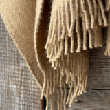 Karameļi brūna toņa indiāņu piegriezuma garais aitas vilnas pončo ar kapuci un bārkstīm