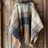 Klasiskas rūtis karameļi brūnos/pelēkos/baltos toņos indiāņu piegriezuma garais aitas vilnas pončo ar kapuci un bārkstīm