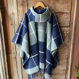 Klasiskas rūtis tumši zilos/piparmētru zaļos/maigi rozā toņos indiāņu piegriezuma garais aitas vilnas pončo ar kapuci un bārkstīm