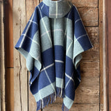 Klasiskas rūtis tumši zilos/piparmētru zaļos/maigi rozā toņos indiāņu piegriezuma garais aitas vilnas pončo ar kapuci un bārkstīm