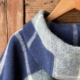 Klasiskas rūtis tumši zilos/piparmētru zaļos/maigi rozā toņos indiāņu piegriezuma garais aitas vilnas pončo ar kapuci un bārkstīm