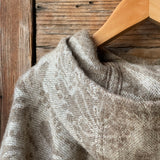 Dūmakaini brūna toņa indiāņu piegriezuma garais mohēras/alpakas/aitas vilnas pončo ar kapuci un bārkstīm ar lāsīšu dizainu