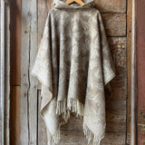 Dūmakaini brūna toņa indiāņu piegriezuma garais mohēras/alpakas/aitas vilnas pončo ar kapuci un bārkstīm ar plezniņu dizainu
