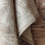 Dūmakaini brūna toņa indiāņu piegriezuma garais mohēras/alpakas/aitas vilnas pončo ar kapuci un bārkstīm ar plezniņu dizainu