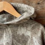 Dūmakaini brūna toņa indiāņu piegriezuma garais mohēras/alpakas/aitas vilnas pončo ar kapuci un bārkstīm ar plezniņu dizainu