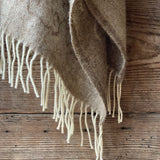 Dūmakaini brūna toņa indiāņu piegriezuma garais mohēras/alpakas/aitas vilnas pončo ar kapuci un bārkstīm ar plezniņu dizainu