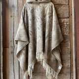 Dūmakaini brūna toņa indiāņu piegriezuma garais mohēras/alpakas/aitas vilnas pončo ar kapuci un bārkstīm ar lāsīšu dizainu