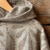 Dūmakaini brūna toņa indiāņu piegriezuma garais mohēras/alpakas/aitas vilnas pončo ar kapuci un bārkstīm ar lāsīšu dizainu