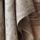 Dūmakaini brūna toņa indiāņu piegriezuma garais mohēras/alpakas/aitas vilnas pončo ar kapuci un bārkstīm ar lāsīšu dizainu