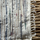 Baltas, bēšas, zilpelēkas un sārtas svītriņas, vilnas auduma grīdceliņš ~80X115cm