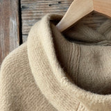 Karameļu brūna toņa garais 100% vilnas pončo ar kapuci un bārkstīm