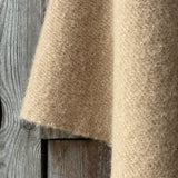 Karameļu brūna toņa garais 100% vilnas pončo ar kapuci un bārkstīm