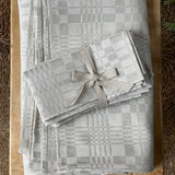 Nekrāsota, dabīgi pelēka toņa lina galdauts dreļļu rakstā, dažādi izmēri