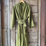 Olīvzaļa mīkstināta lina auduma halāts - kimono tipa modelis ar garām piedurknēm un kabatām
