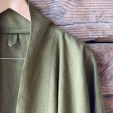 Olīvzaļa mīkstināta lina auduma halāts - kimono tipa modelis ar garām piedurknēm un kabatām