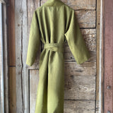 Olīvzaļa mīkstināta lina auduma halāts - kimono tipa modelis ar garām piedurknēm un kabatām