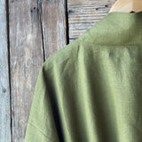 Olīvzaļa mīkstināta lina auduma halāts - kimono tipa modelis ar garām piedurknēm un kabatām