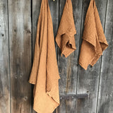 Trīs dažādu izmēru oranža/ruda mīkstināta lina/kokvilnas vafeļauduma dvieļu komplekts Nr.2