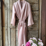 Maigi rozā mīkstināta lina auduma halāts - kimono tipa modelis ar garām piedurknēm un kabatām