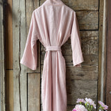 Maigi rozā mīkstināta lina auduma halāts - kimono tipa modelis ar garām piedurknēm un kabatām